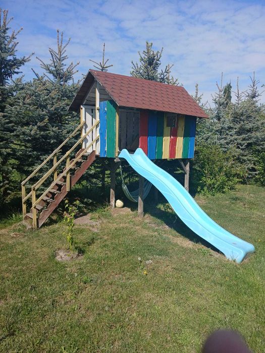 Domek drewniany dla dzieci ze zjeżdżalnią