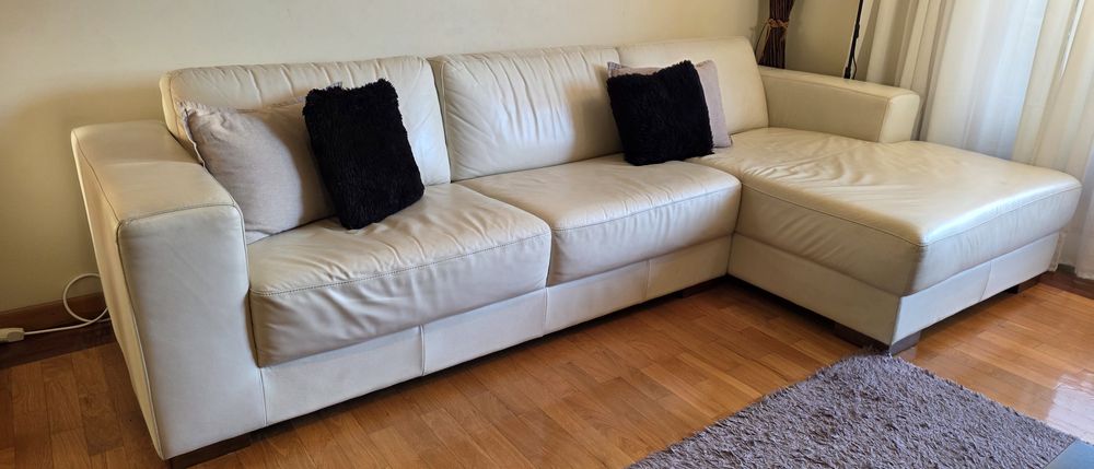 Sofá Chaise long em Pele Genoina