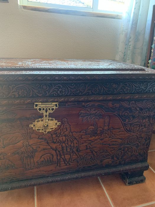 Arca de madeira trabalhada