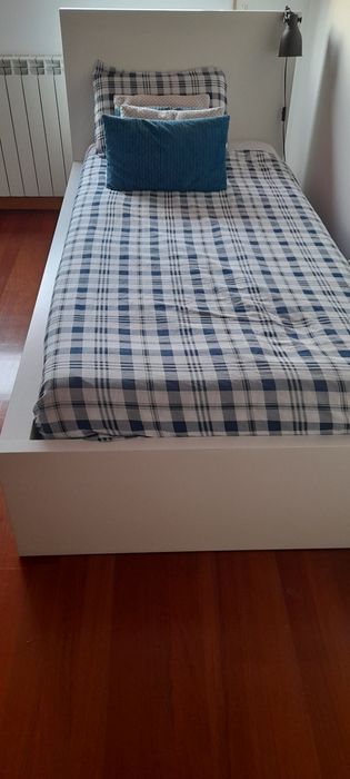 Cama solteiro branca