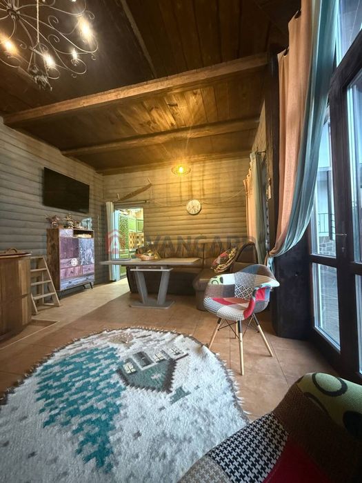 Продам дом 200 м2 с бассейном и баней в начале Обуховки.