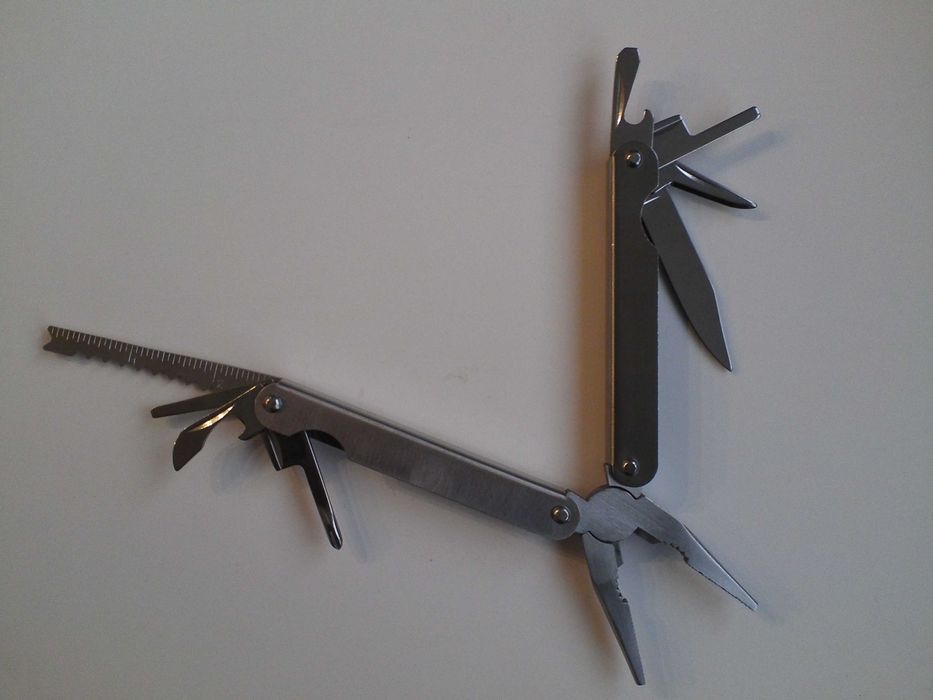 Нож перочинный складной плоскогубцы,отвертки.12 в 1.набор,мультитул