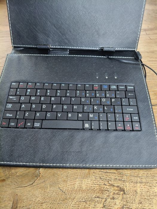 Etui na tablet z klawiaturą 8