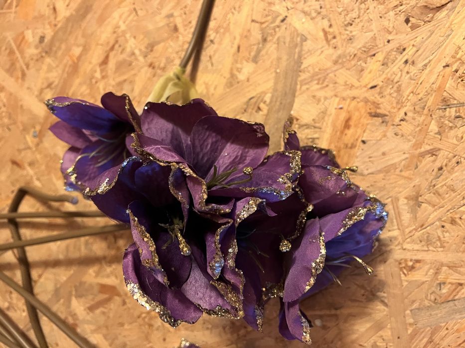 Декор, квіти, гілочки на ялинку