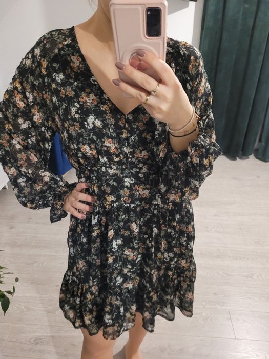 Sukienka w kwiatki wiosenna