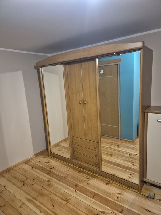 Szafa używana na ubrania i sypialnia
