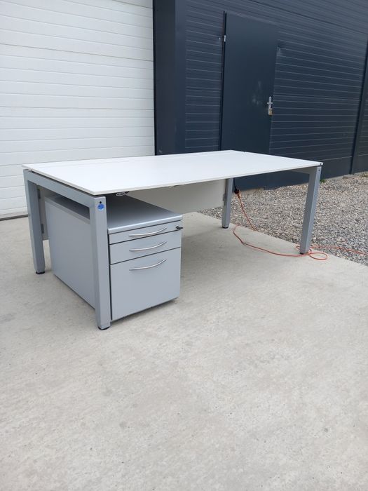 Biurko elektryczne z elektrycznie regulowanym blatem