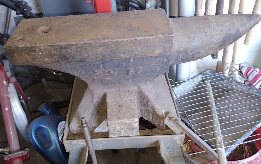 Kowadło kowalskie wraz z zestawem młotków oraz stojakmi