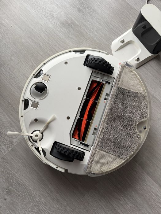 Робот-пилосос Roborock працює (Xiaomi) ксіомі