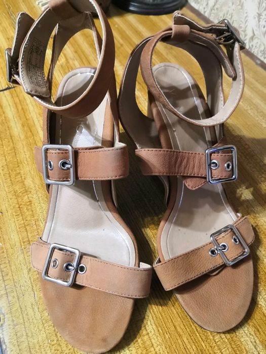 Женские босоножки