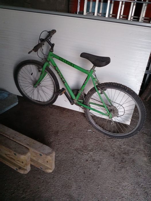 Bicicleta verde usada