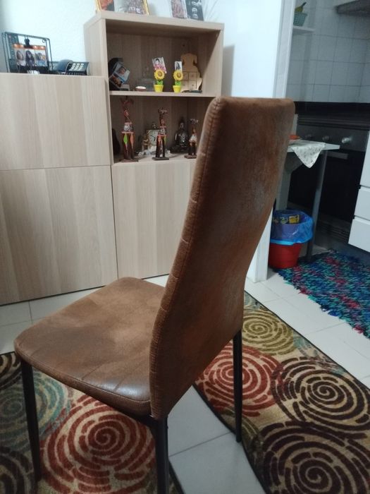 4 Cadeiras em tom castanho como novas
