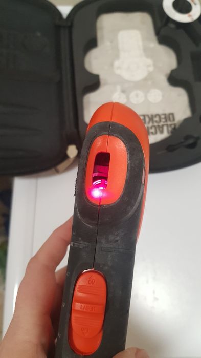 Лазерний рівень та детектор прихованої проводки Black & Decker