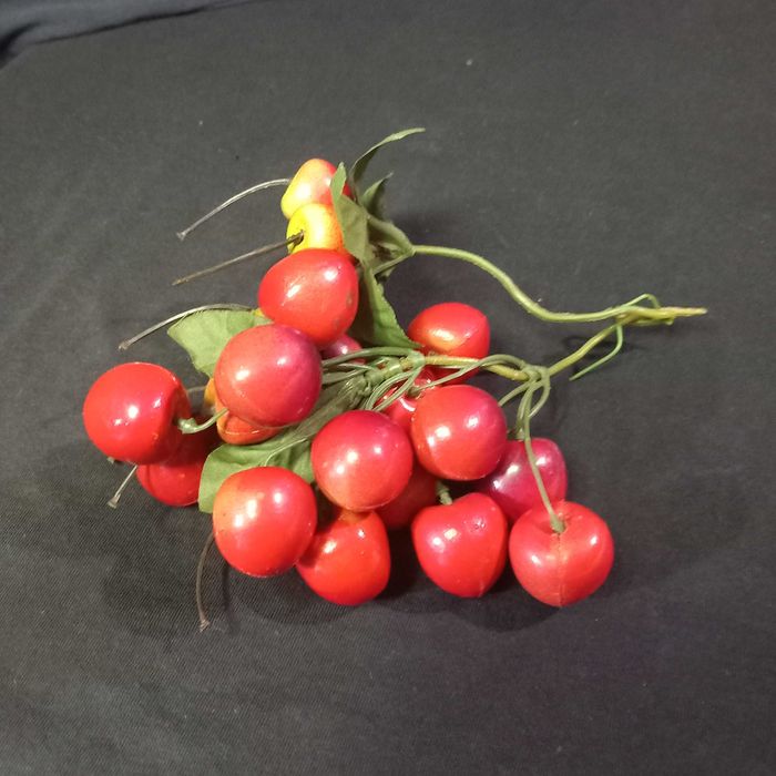 Cerejas em plástico