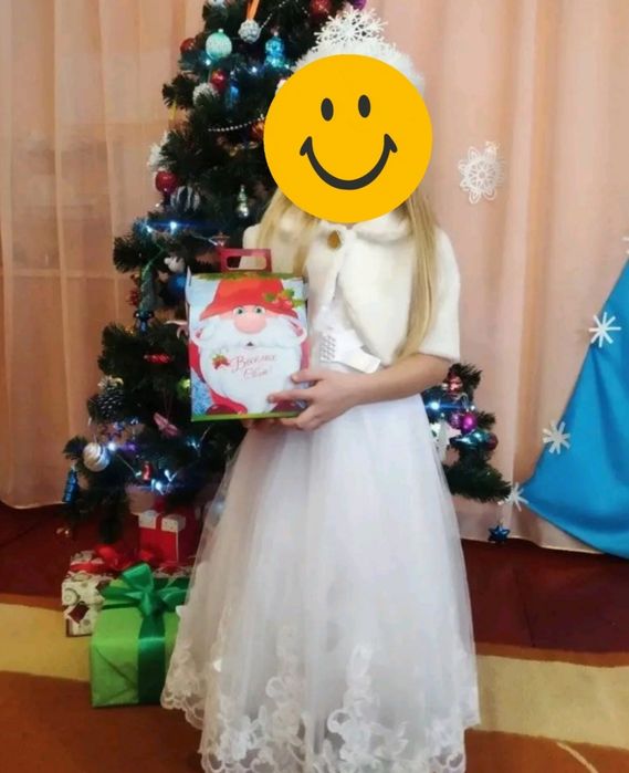Білосніжна святкова сукня.