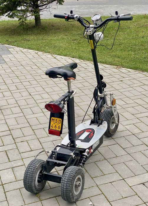 Самокат трёхколёсный