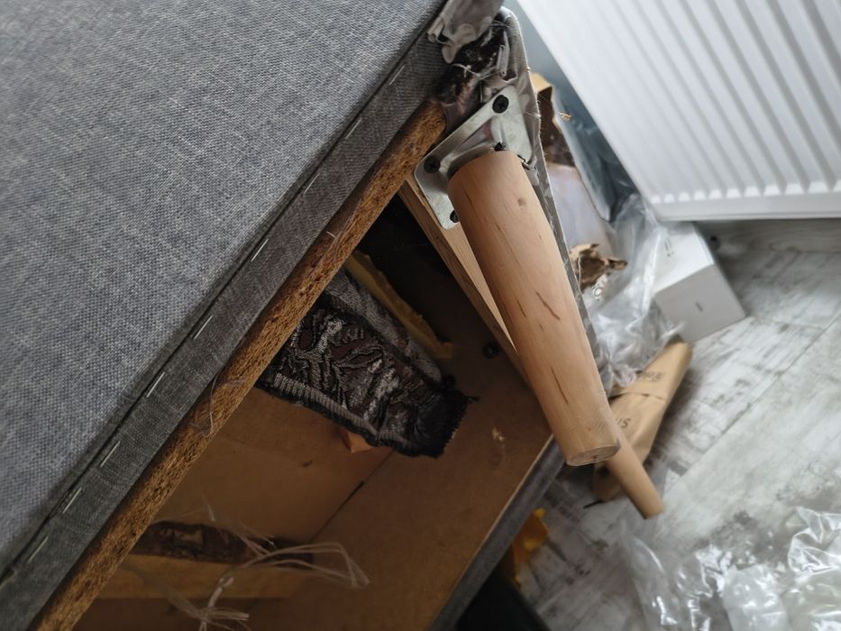 Duży fotel uszak szary kwiaty drewniane nogi