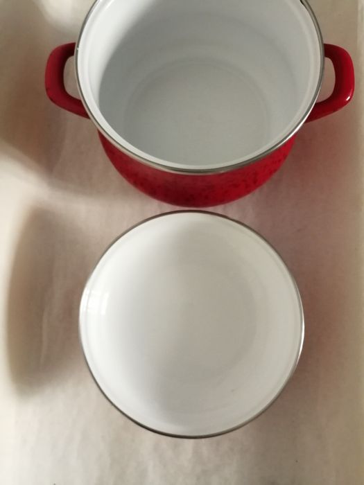 Кастрюля красная с вкраплениями, Сербия