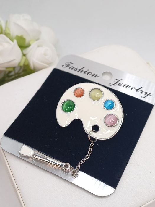 Ozdobna broszka paleta kolorów i pędzel