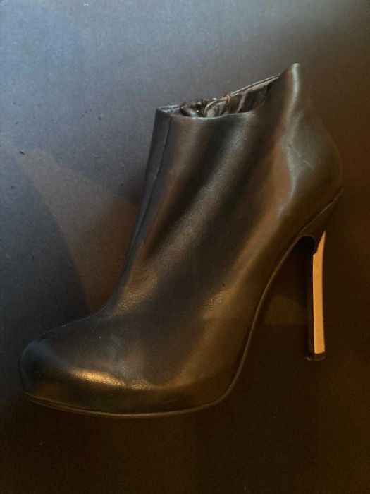 Botins ALDO em Pele Preta – Salto Metálico – Tamanho 39 – Novos