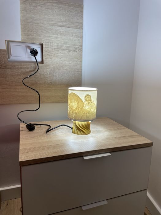 Candeeiro com fotos gravadas em 3D