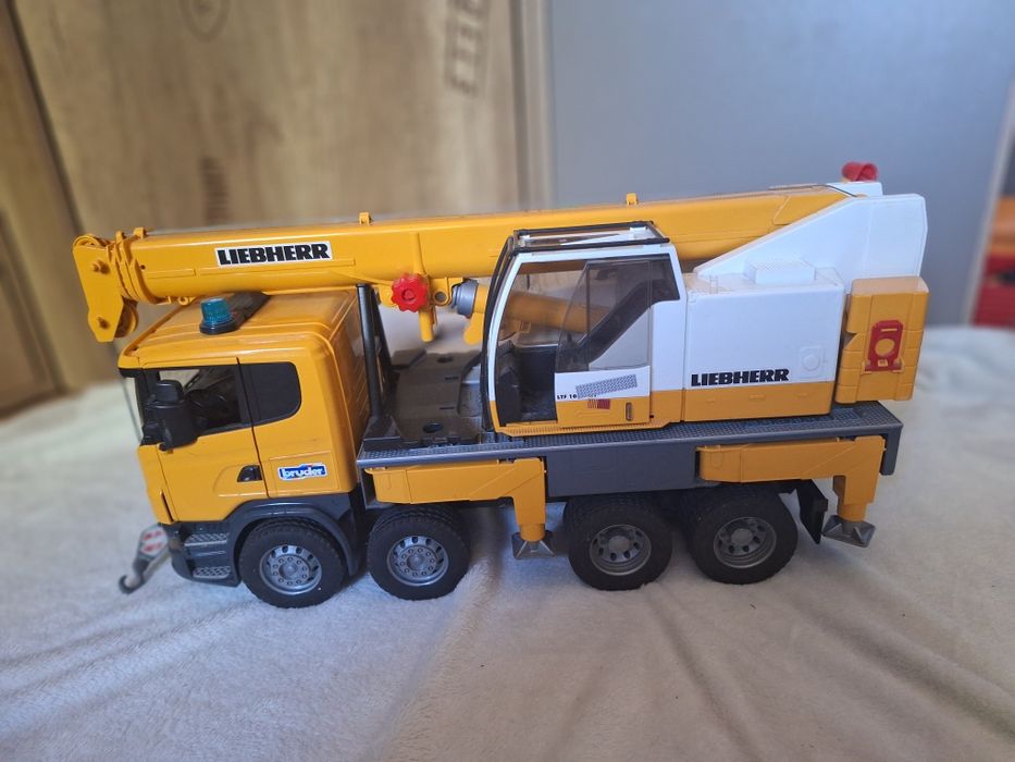 Zabawka Bruder Dźwig Liebherr