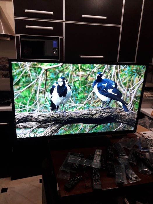 Великий ідеальний тонкий сучасний LED  телевізор  з Німеччини з гарант