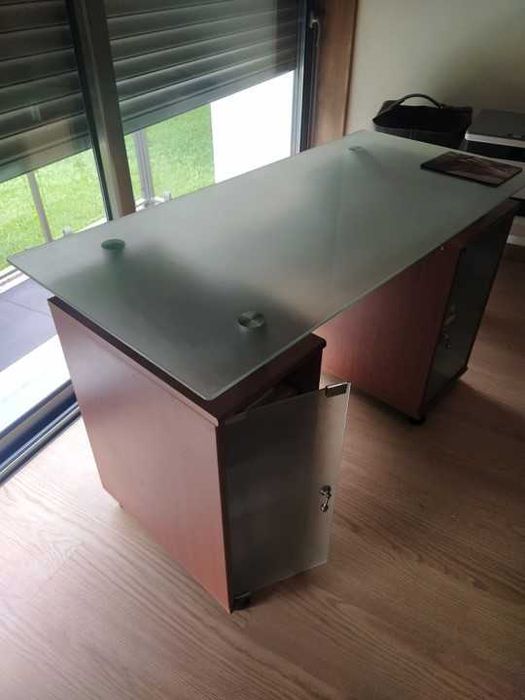 Secretária com tampo de vidro