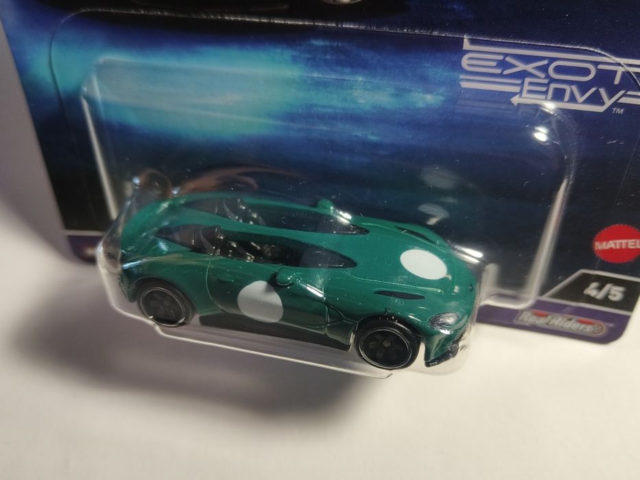 Hot Wheels Premium Aston Martin V12 Speedster