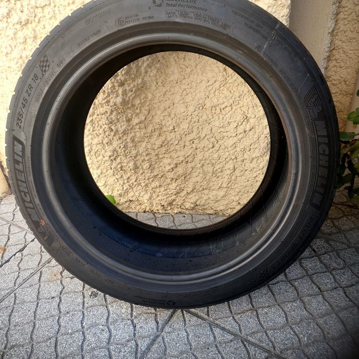 Pneu Michelin medida 235/45 ZR/18