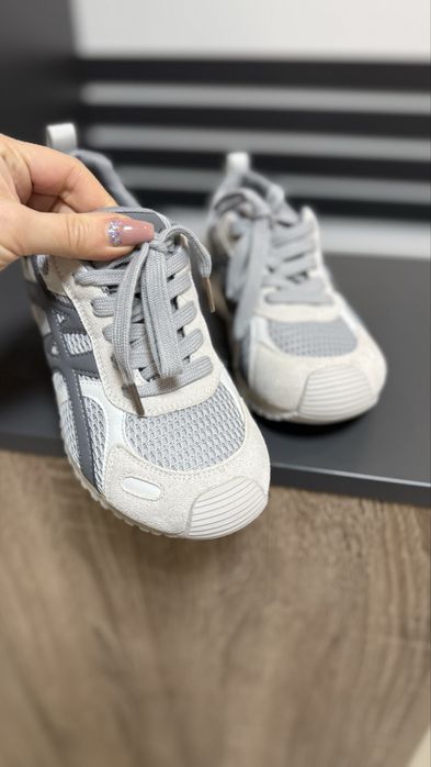 Кросівки жіночі натуральні червоного кольору