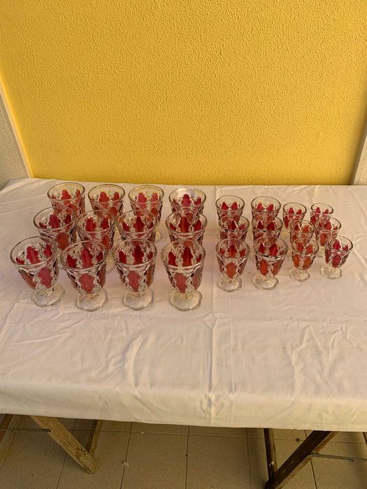 Conjunto de 24 Copos Vintage em Vidro Moldado e Colorido — 1950/70