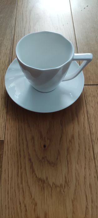 Filiżanka biała ze spodkiem, talerzykiem