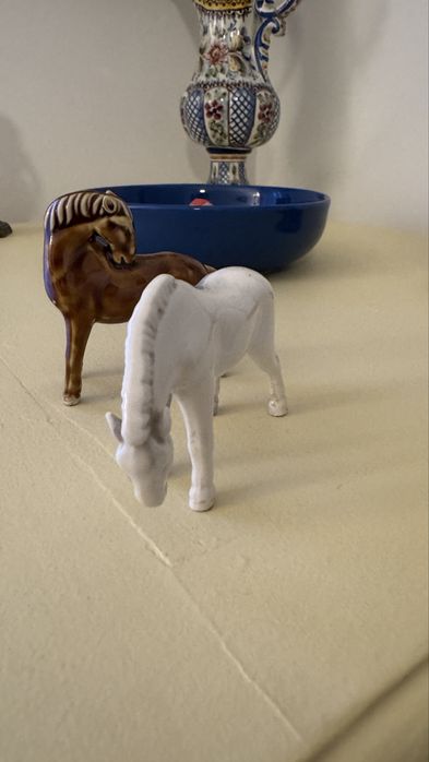 Delicado par de cavalos miniatura em porcelana chinesa
