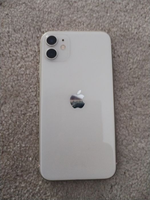 Iphone 11 branco em bom estado mas com marcas de uso