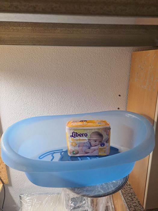 Banheira azul de Bébé e oferta 34 fraldas