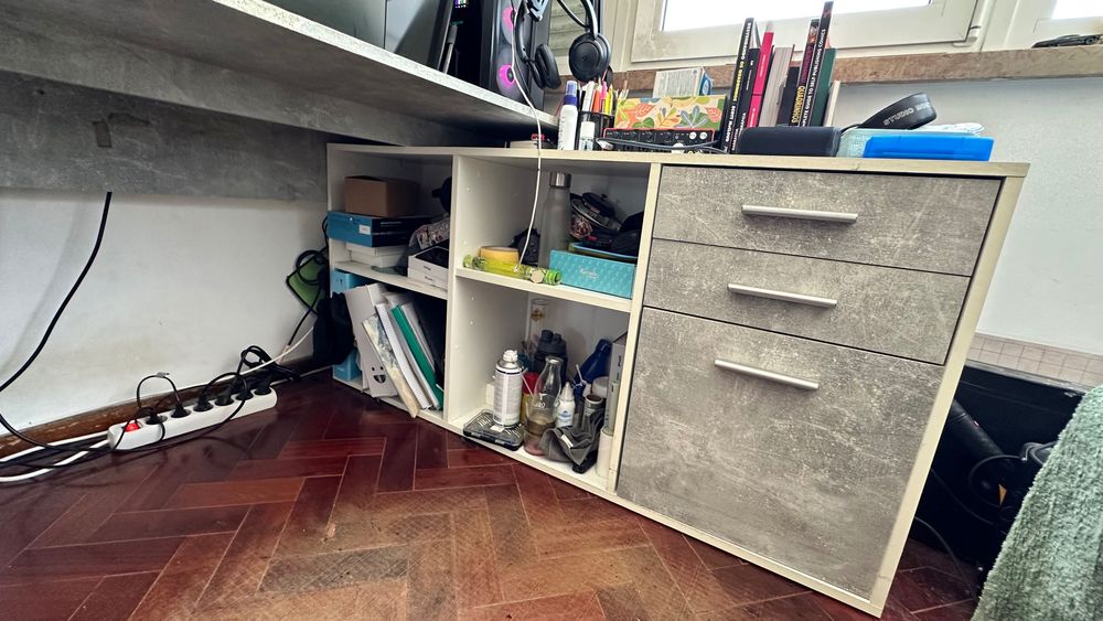 Mesa de escritório com estante incorporada