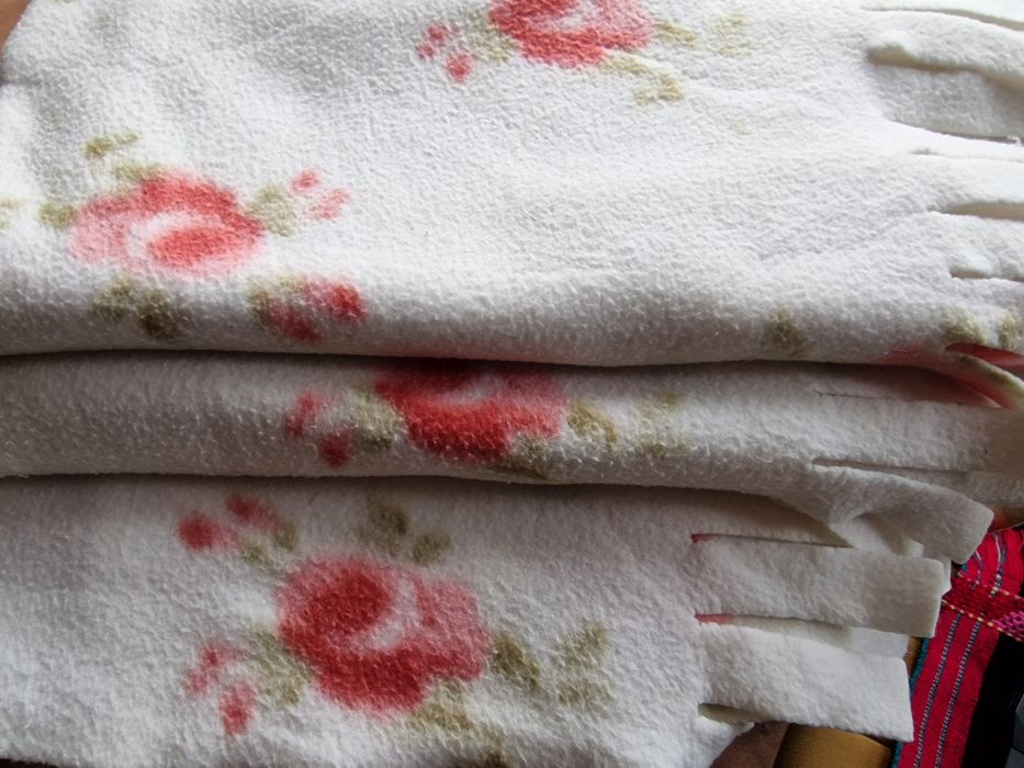 Koc narzuta w pastelowe róże z frędzlami