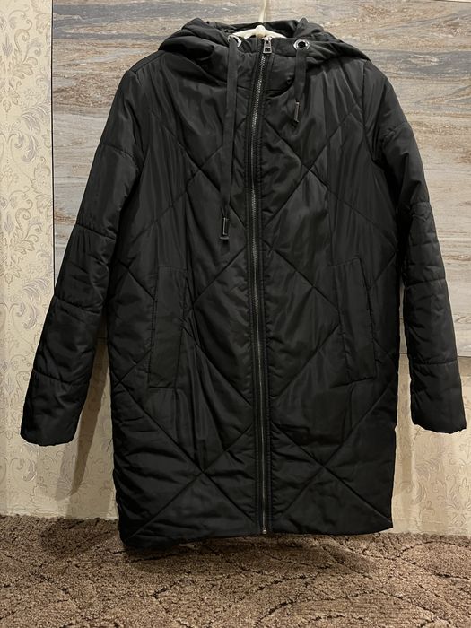 Продам жіночу демісезнонну подовжену куртку Остин