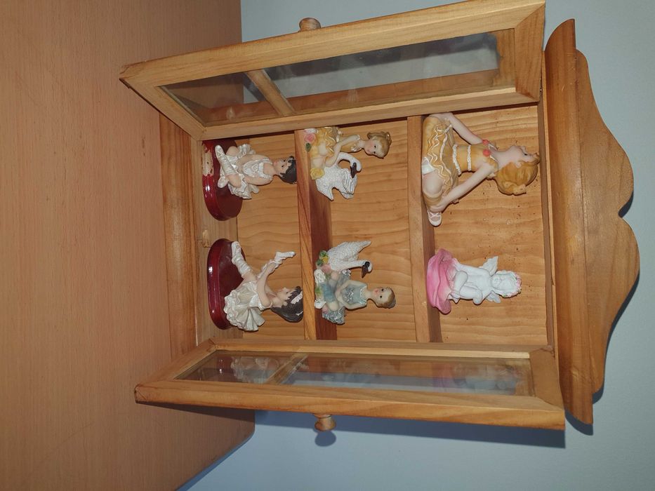 Vitrine de madeira com 2 portas de vidro, com 5 bailarinas e anjinho