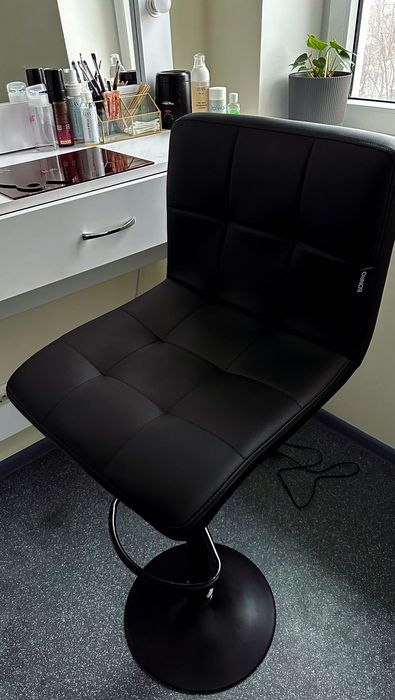 Барний стілець, стульчик візажиста бровіста