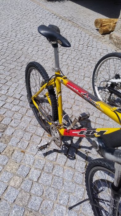 Duas bicicletas de Montanha TREK e BH