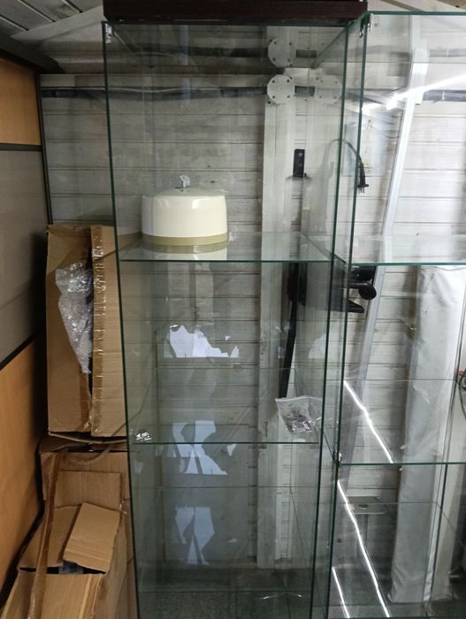 Witryny szklane z drzwiami