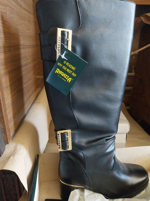 Vedo 7pares de  botas de senhora .