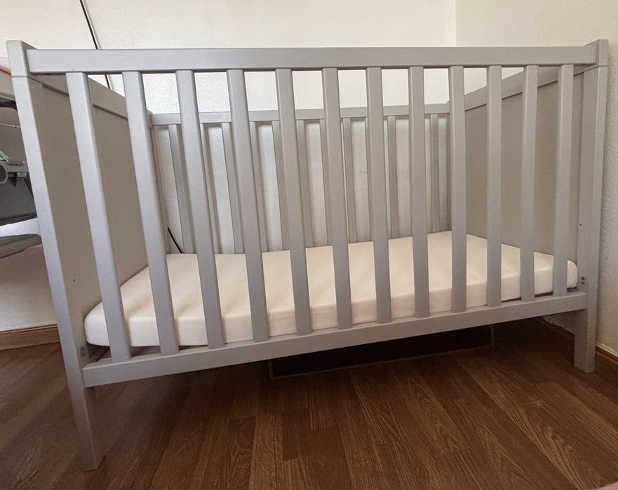 Berço IKEA SUNDVIK Cinzento (60x120cm) + Colchão – Como Novo!