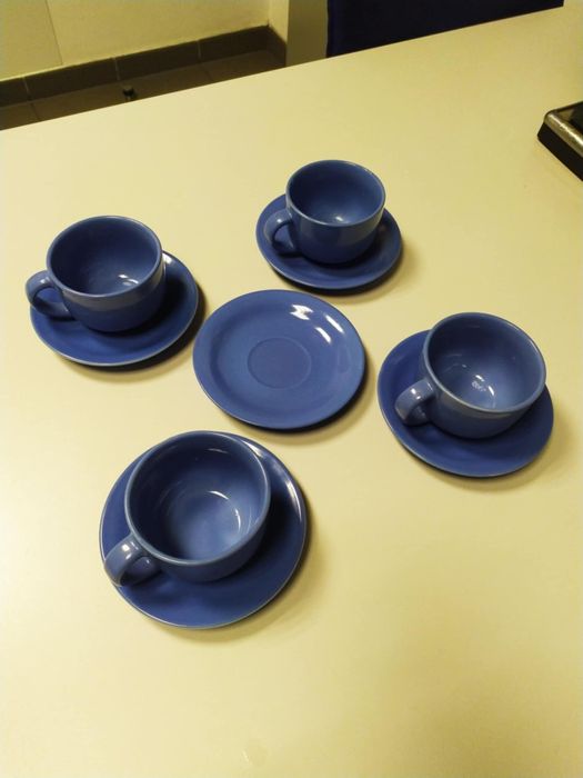 Komplet 4 fajansowych filiżanek ze spodeczkami