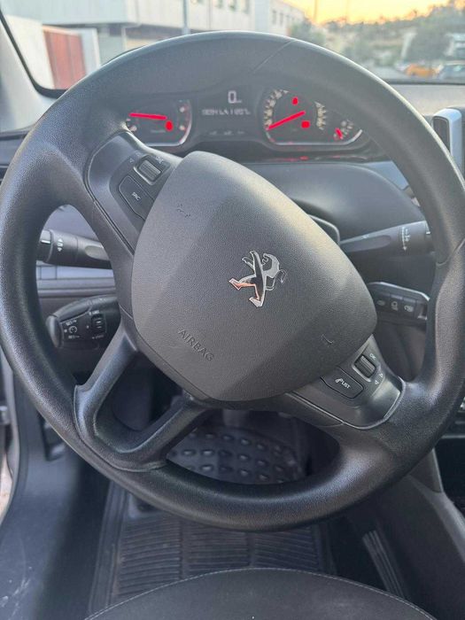 PEUGEOT 208 1.4 HDi