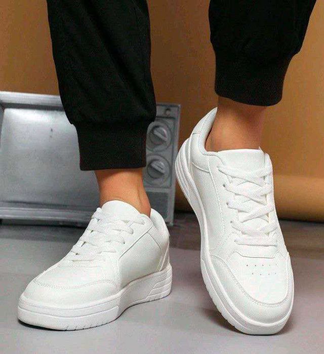 Nowe białe buty sportowe męskie – letni model