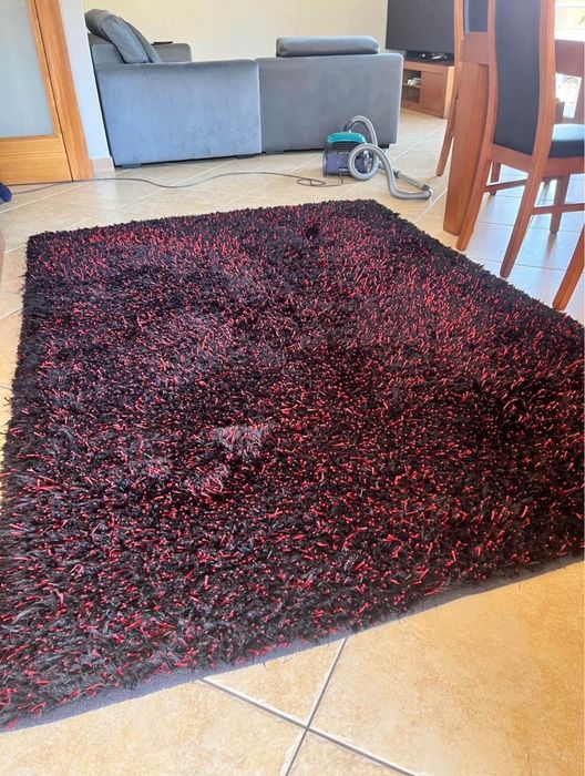 Conjunto de 2 Carpetes Shaggy (Preto e Vermelho)