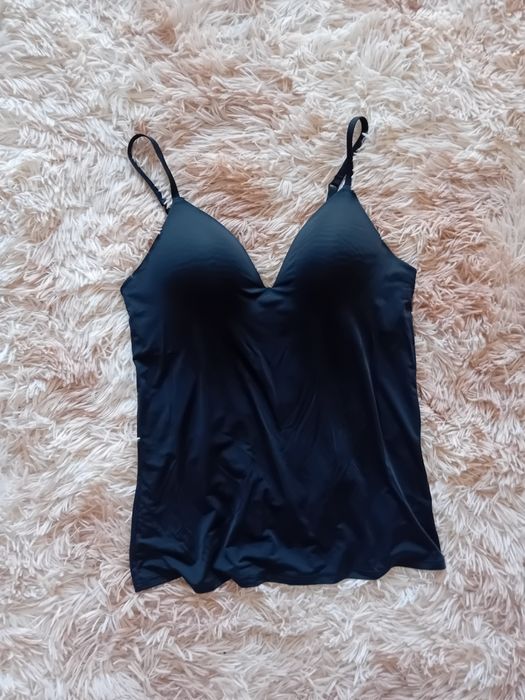 Bezszwowa bluzka z wbudowanym stanikiem modelujący top